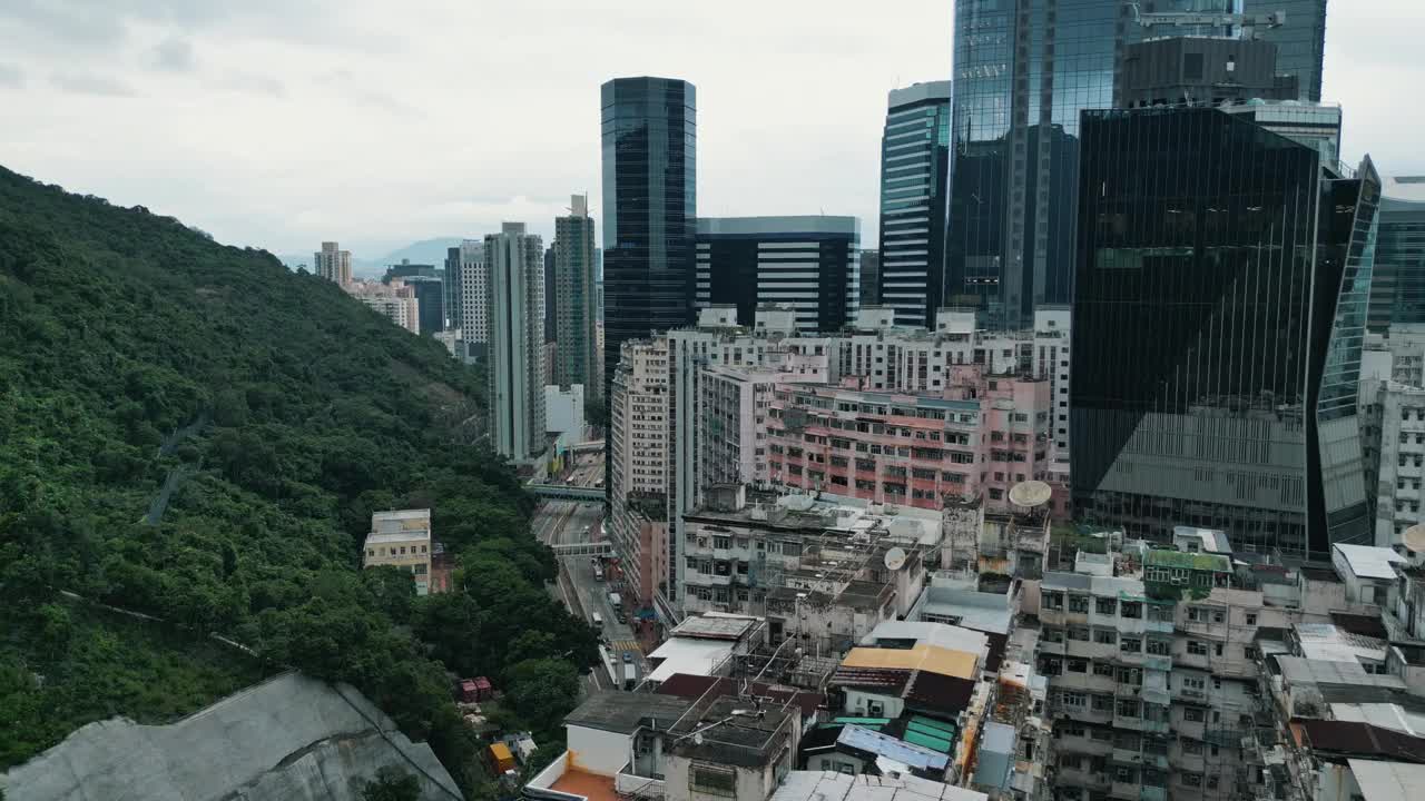 香港怪兽建筑。无人机拍摄的香港住宅区和金融区视频素材