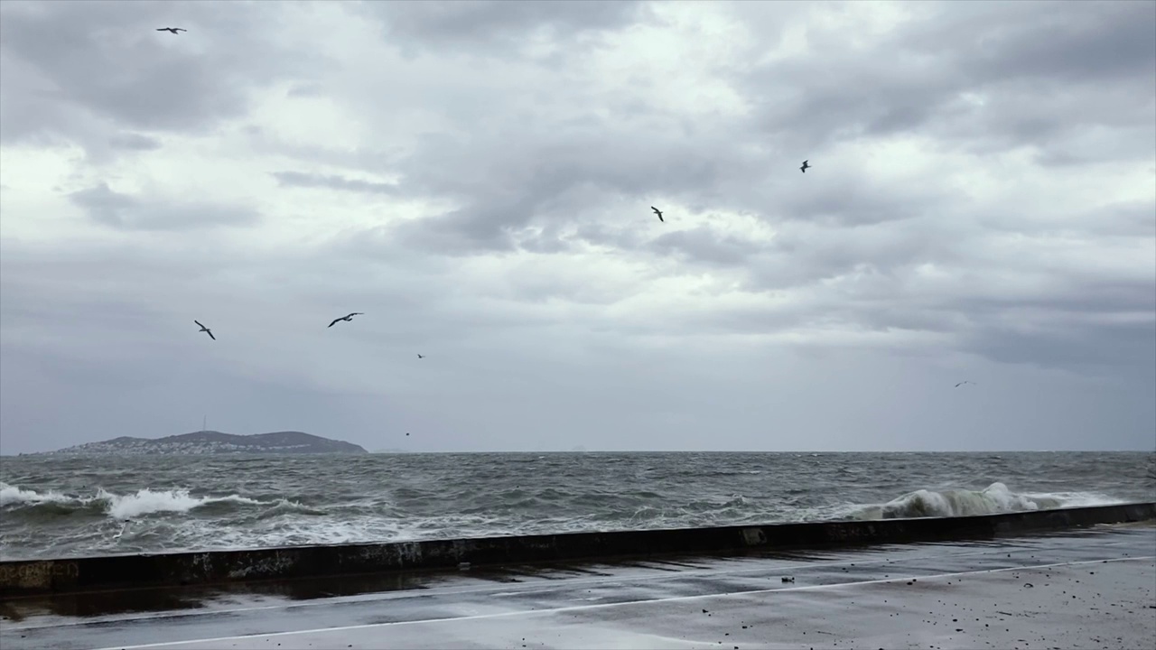 在风雨交加的日子里，海浪冲击着海岸和风视频下载