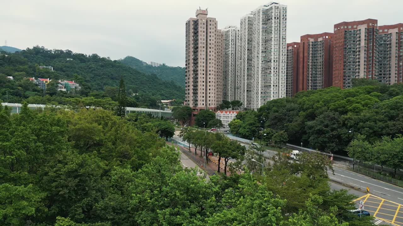 无人机拍摄的香港街道和道路交通视频素材