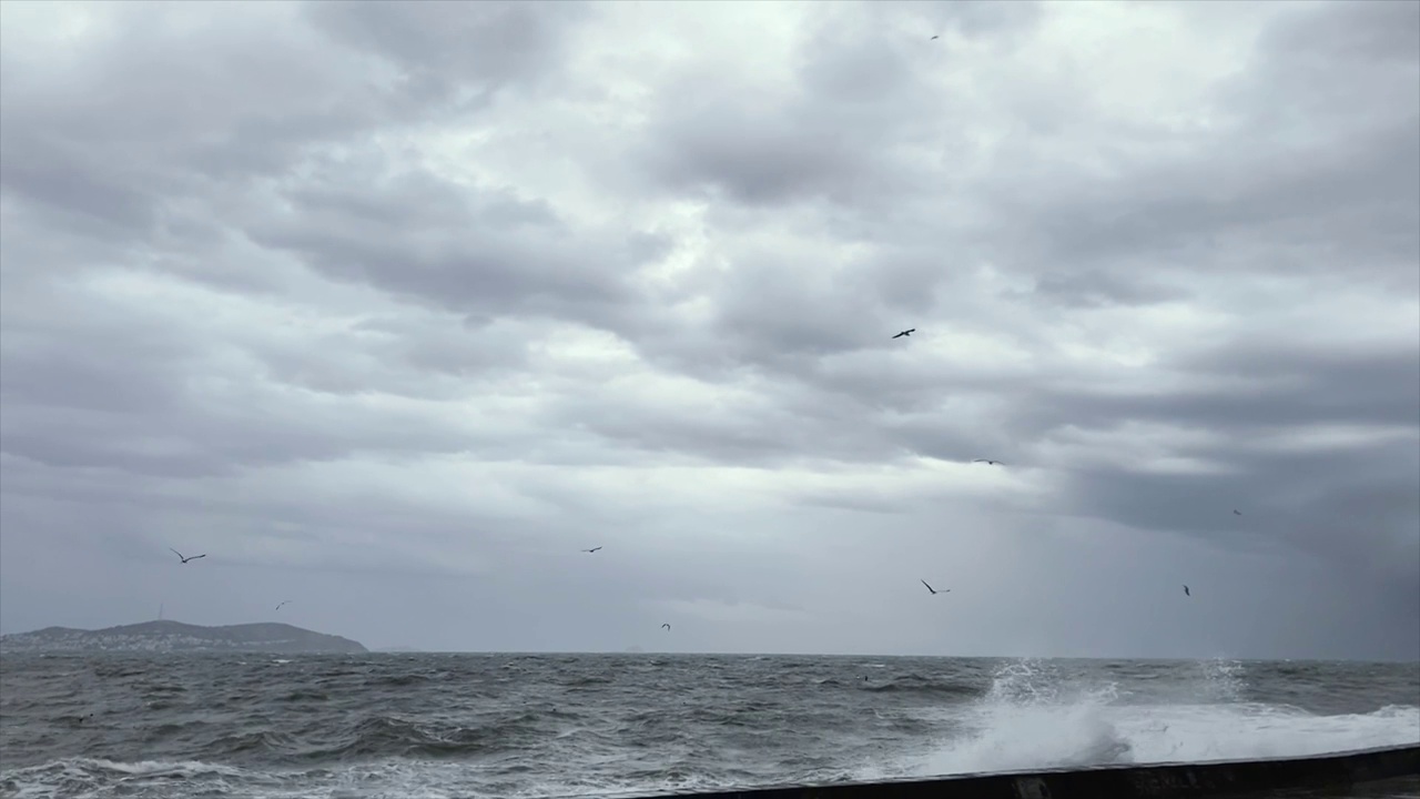 在风雨交加的日子里，海浪冲击着海岸和风视频下载