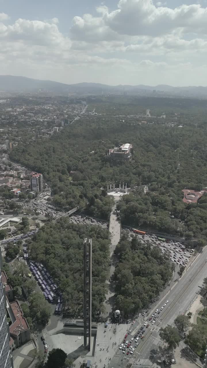 墨西哥城的垂直航拍视频。墨西哥城摩天大楼的垂直视频。查普尔特佩克森林、改革大道和摩天大楼。墨西哥城的城市概念视频下载