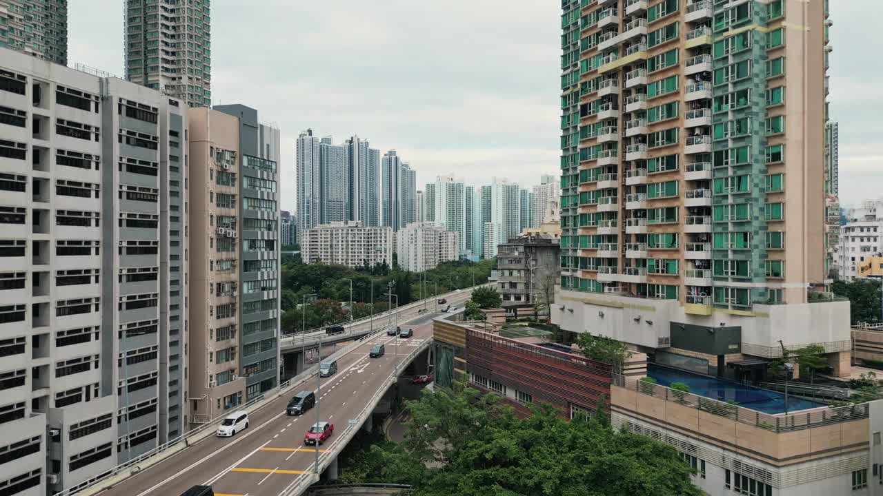 航拍香港快节奏的城市生活，高耸的摩天大楼和繁忙的交通视频素材