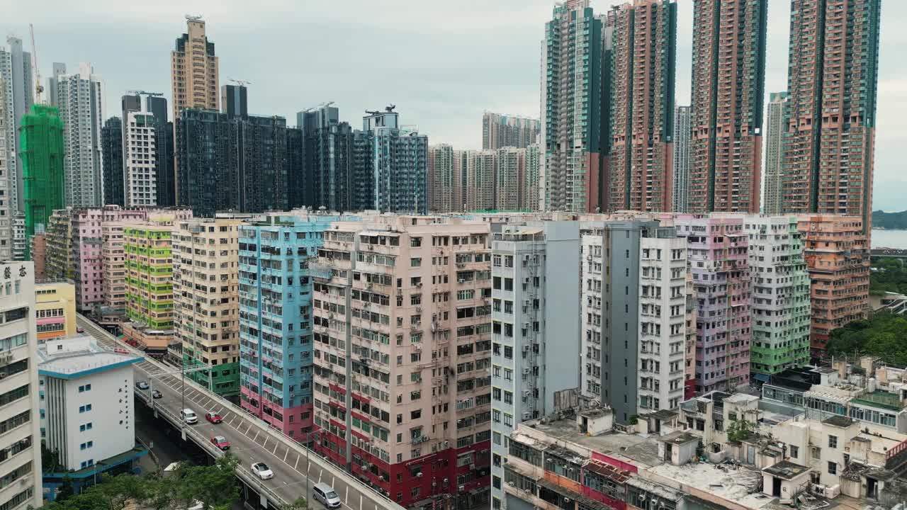 航拍香港快节奏的城市生活，高耸的彩色摩天大楼和移动的交通与复制空间视频素材