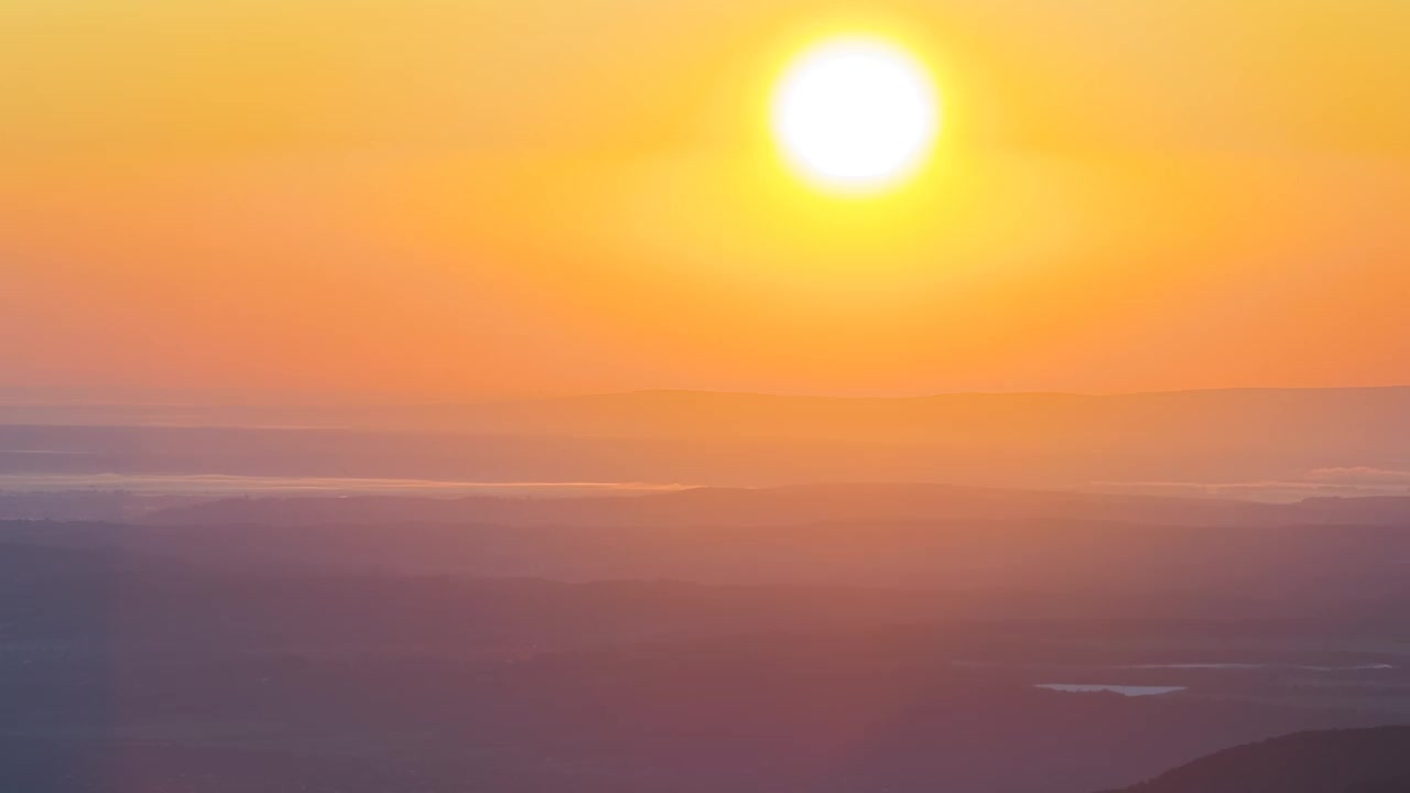 令人惊叹的山地景观的时间流逝。在野生国家公园高地上明亮多彩的日落。黑暗的云杉树林被黄色的夕阳照亮视频素材