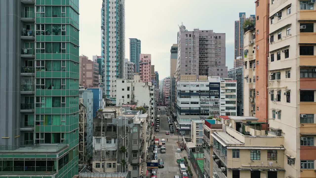 无人机拍摄的香港城市和发达的道路交通视频素材