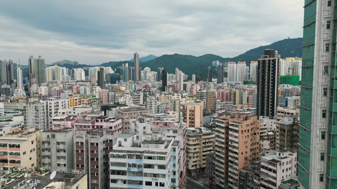 香港的交通鸟瞰图，这个拥有最多摩天大楼的城市视频素材