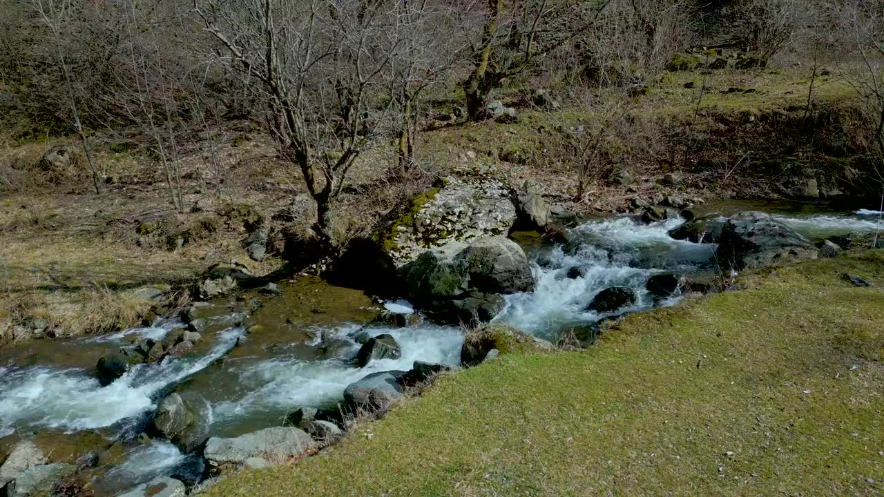 鸟瞰山间河流，岩石间奔流的小溪。视频下载