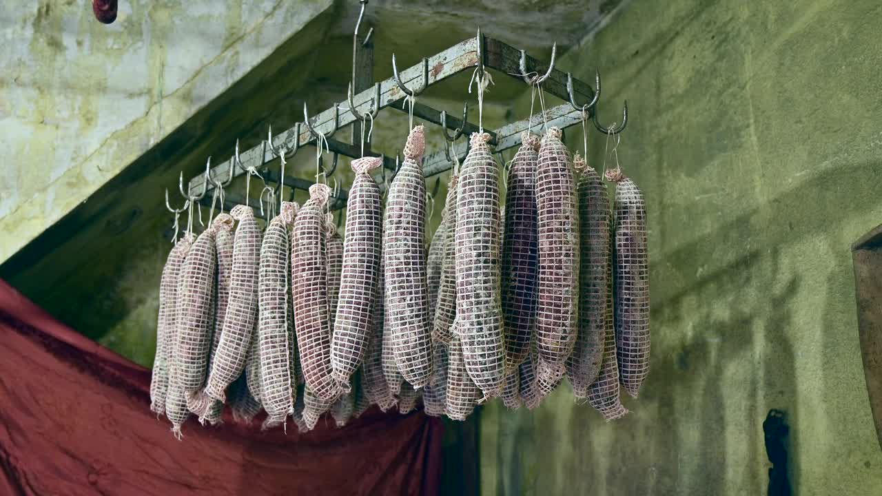 国产烟熏肉制品，以传统方式在老房子里制作视频下载