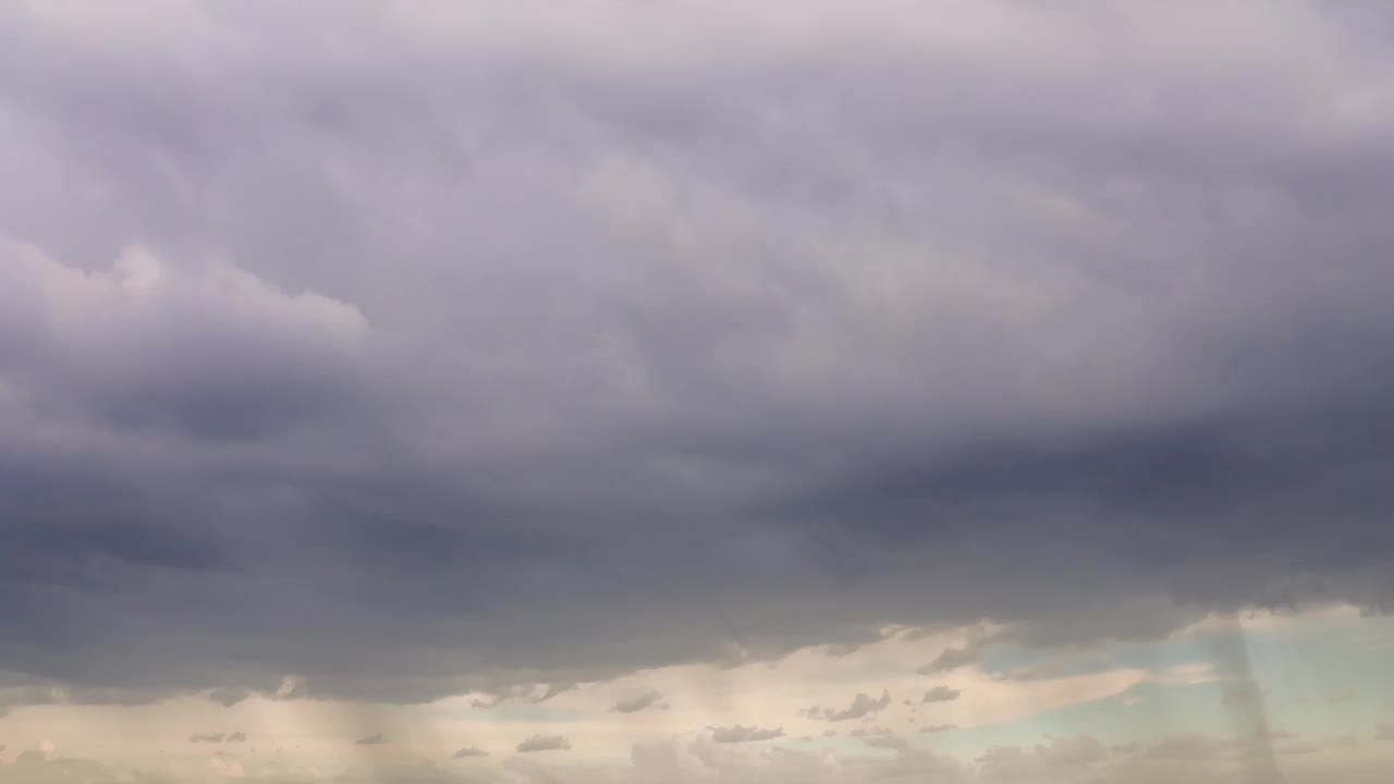 时间流逝的夕阳天空，演变的风暴云奇观。傍晚雄伟的风暴云形成，动态的天气展示。日落天空延时，具有强烈的风暴云运动视频素材