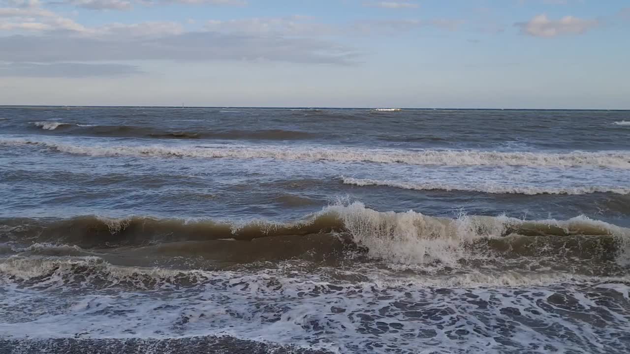 在一个寒冷的冬日，西班牙太阳海岸的贝纳尔马德纳海岸线的短视频。视频下载