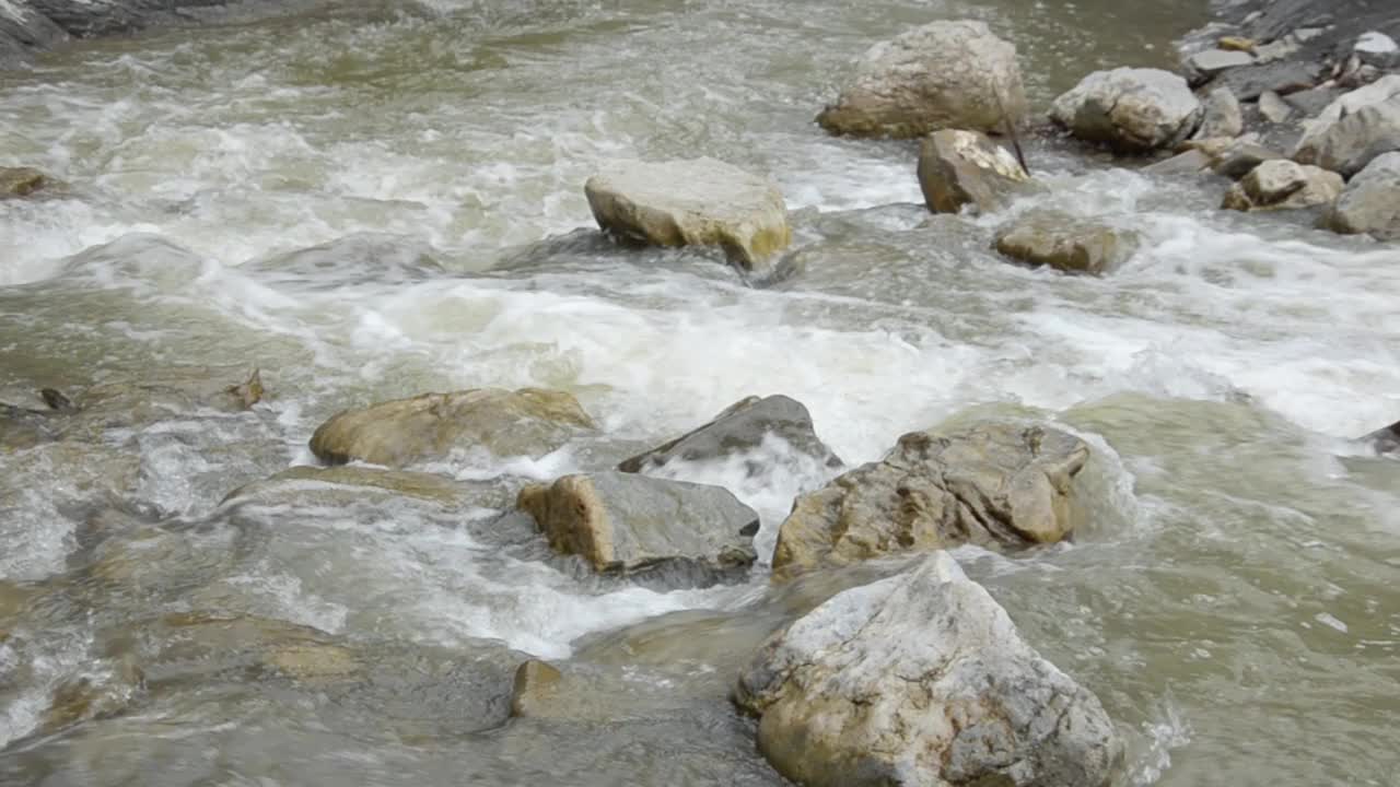 岩石间湍急的水流视频素材