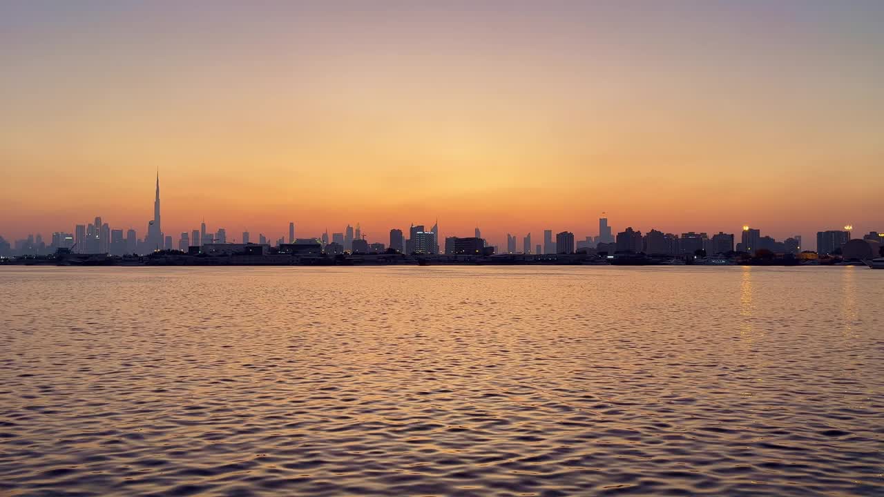 从迪拜河运河欣赏迪拜市中心的日落美景视频素材