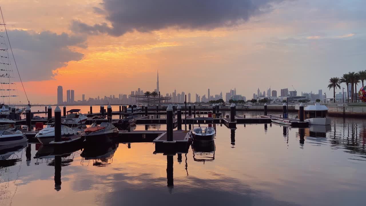 从迪拜河运河欣赏迪拜市中心的日落美景视频素材