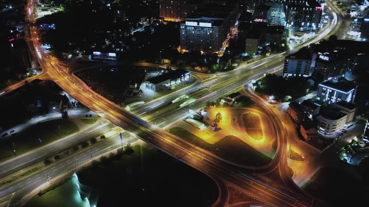 在高速公路的十字路口，熙熙攘攘的车辆在空中行驶视频素材