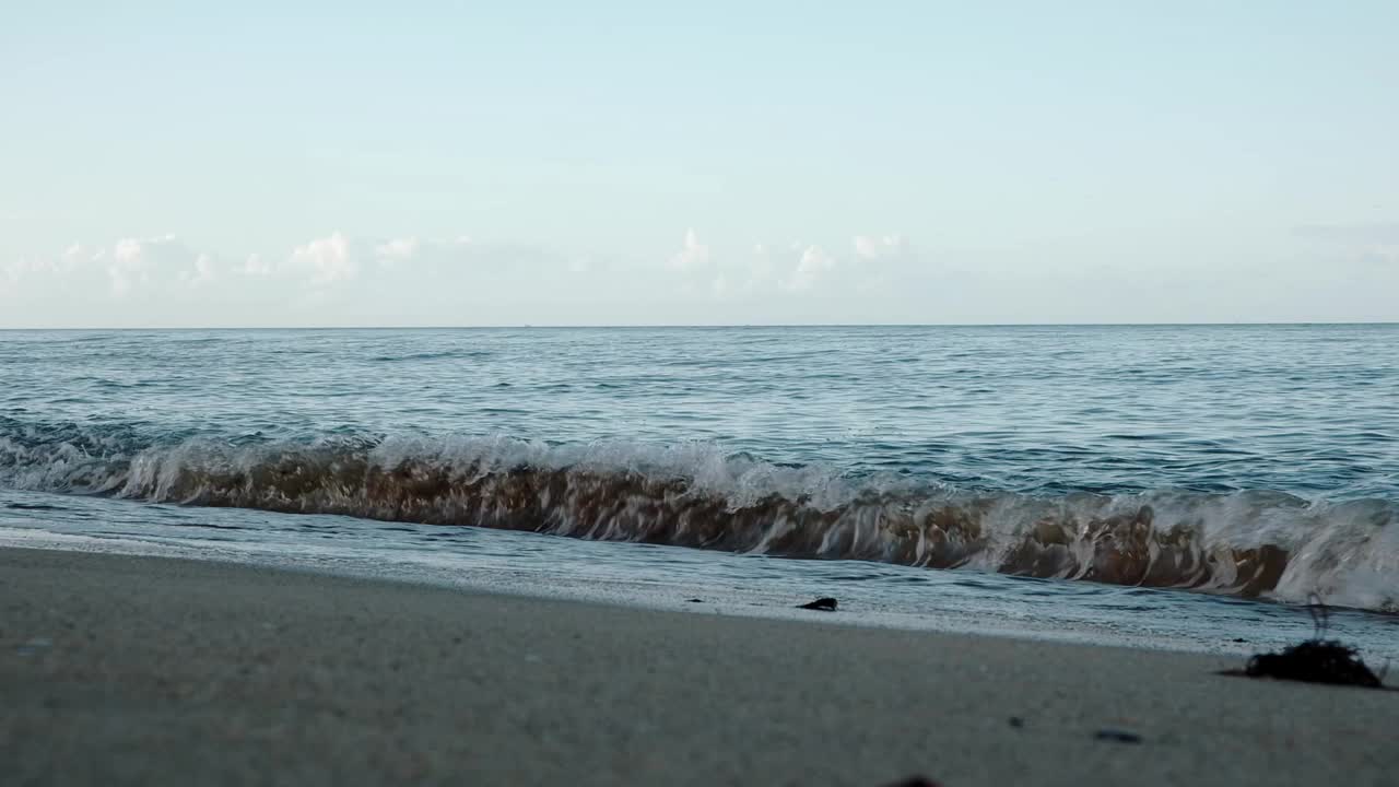 空旷的海景展现在眼前，宁静的海洋与海岸相遇，柔和而有节奏的海浪，创造出一种纯粹的宁静视频素材