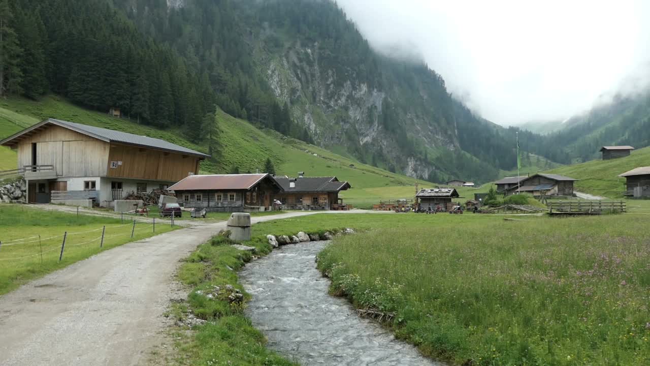 在奥地利齐勒塔尔阿尔卑斯山脉的高山农业，管理高山牧场，有徒步旅行的小径和放牧的草地。视频下载