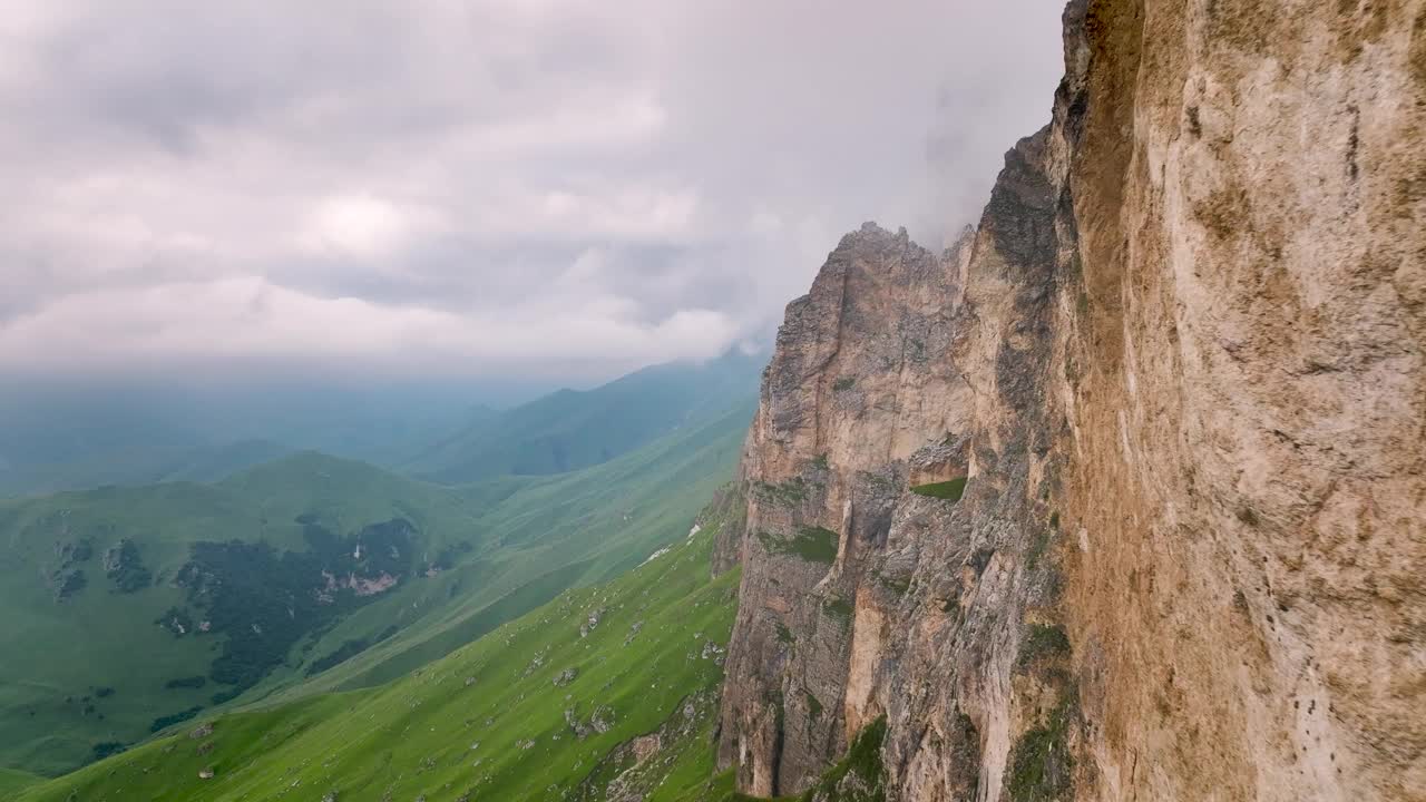 鸟瞰高山中神秘的岩石。岩石上的云。自然视频背景视频素材