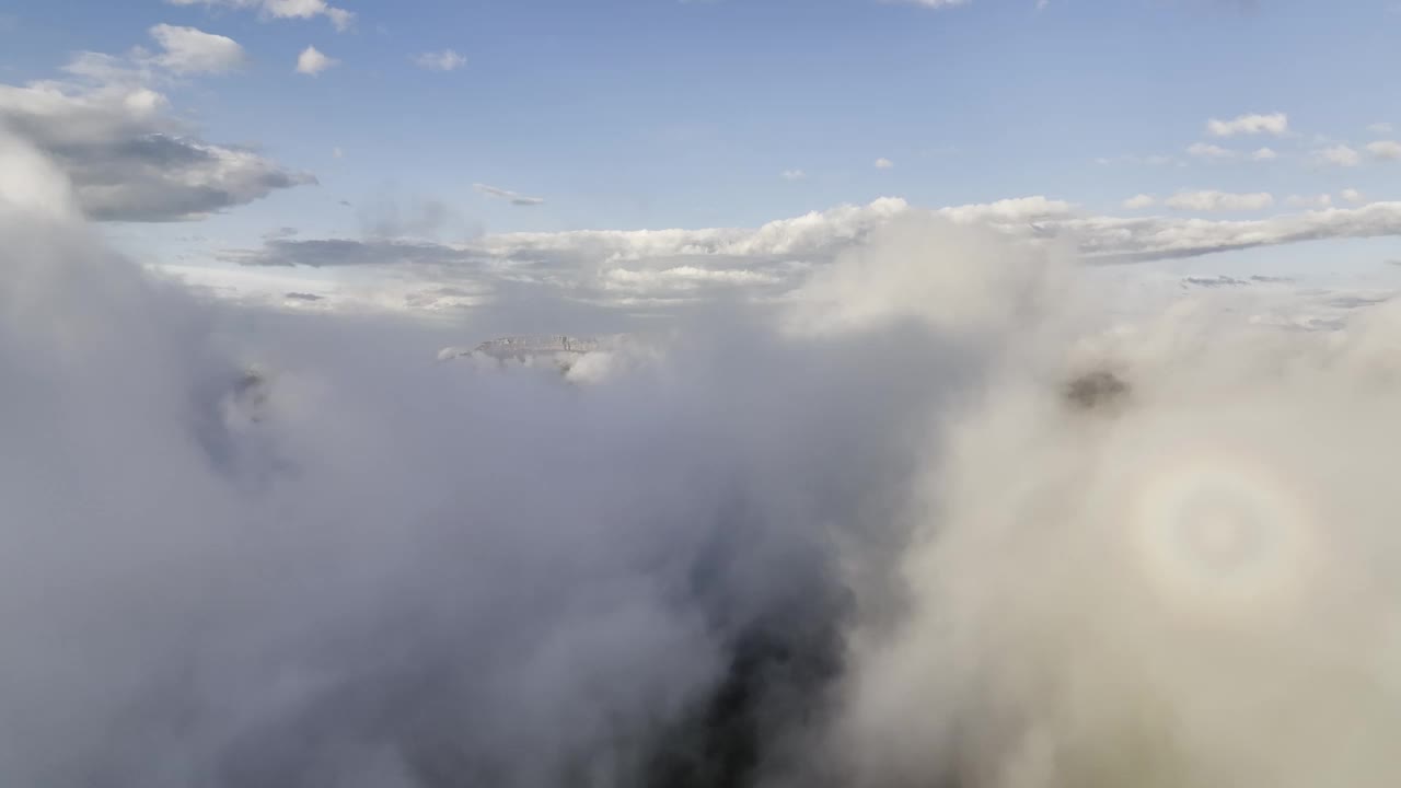 山区上空视差云的鸟瞰图。视频夏山背景视频素材