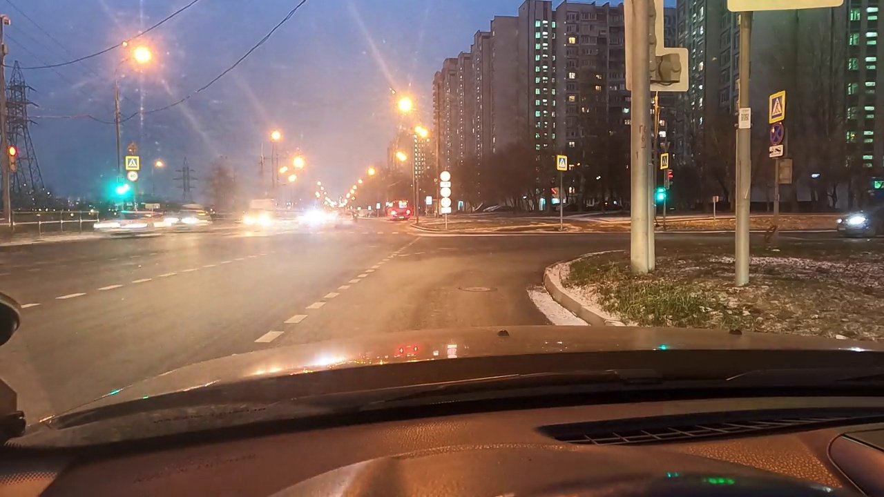 黄昏城市的时间流逝。城市道路上的交通。视频素材