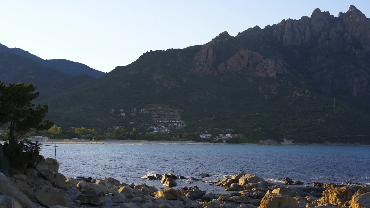 意大利撒丁岛山区风景中的佛西曼纳海滩视频素材