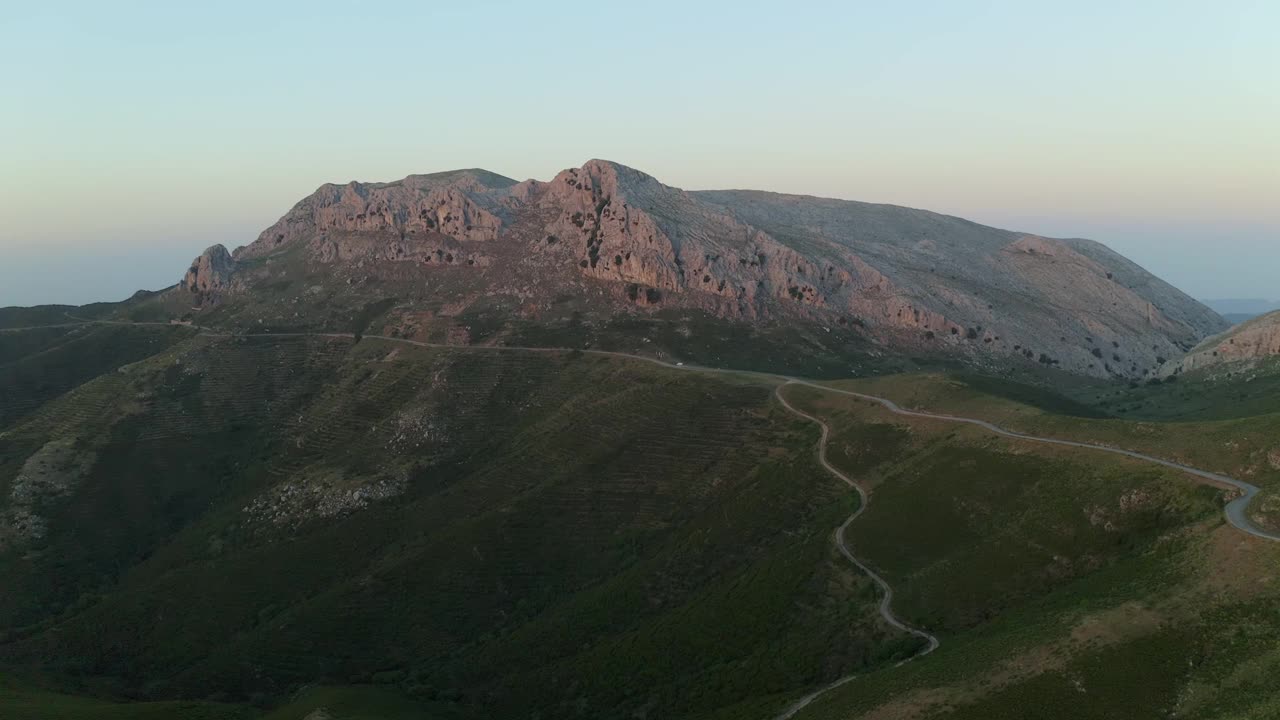 无人机拍摄的Siniscola Punta Cupeti山景观和日落时的道路，意大利撒丁岛视频素材