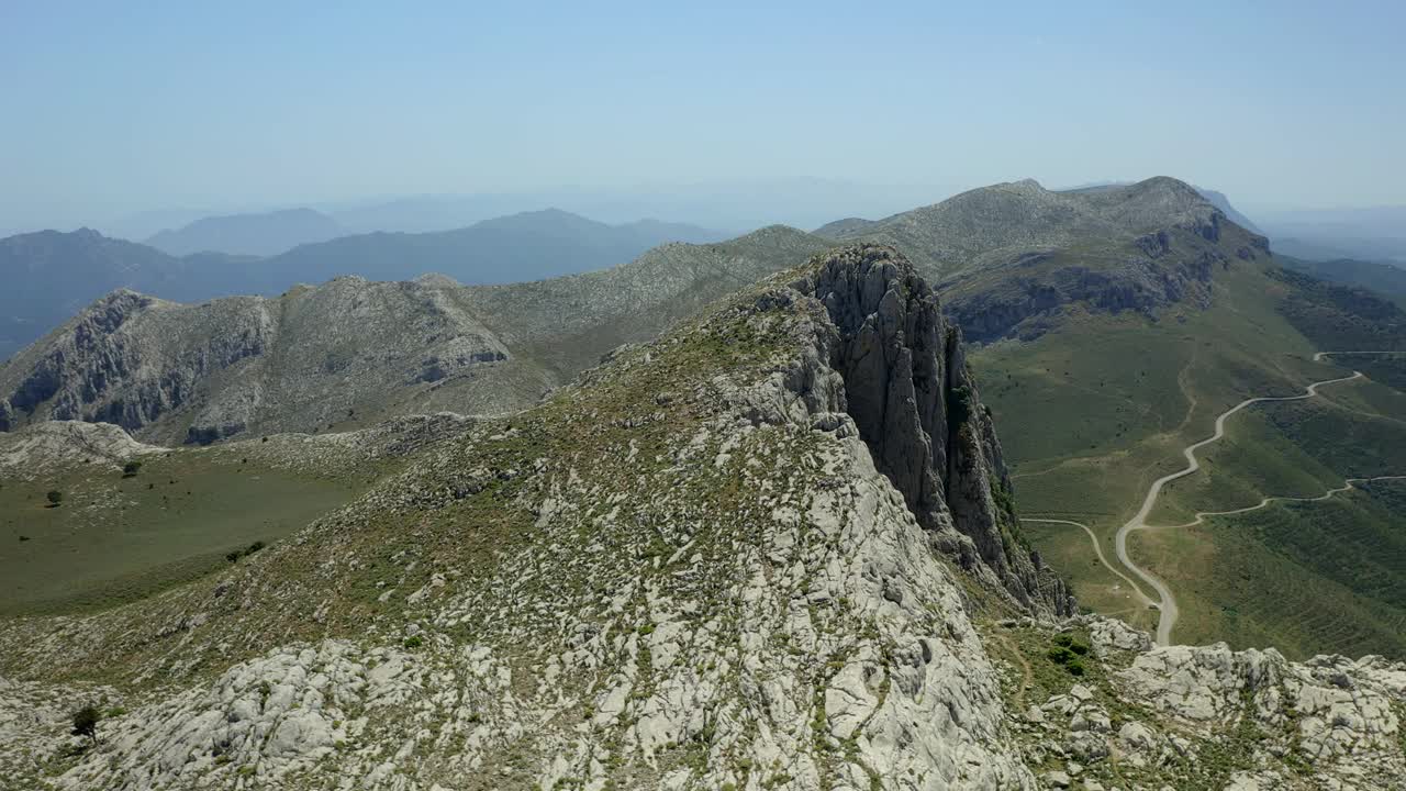 无人机在意大利撒丁岛Siniscola山区的Punta Cupeti景观视频素材