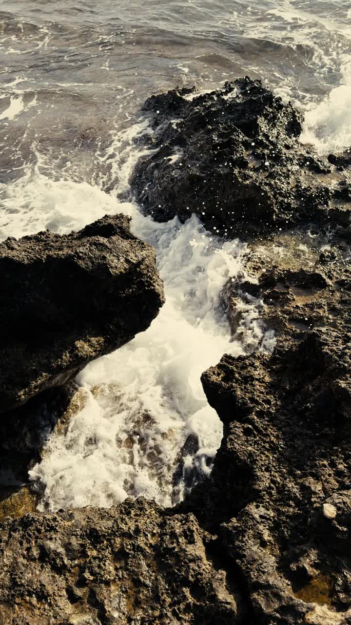 在地中海海岸的石头上冲浪视频素材