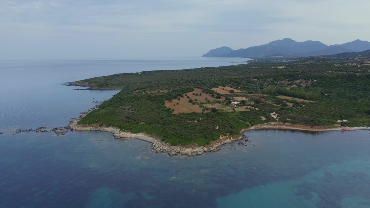 意大利西亚的撒丁岛海岸线，海滩和碧绿的海水视频素材