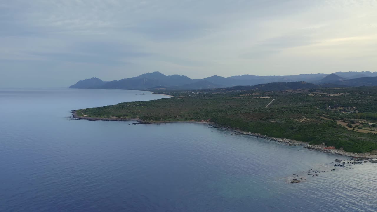 意大利西亚的撒丁岛海岸线，海滩和碧绿的海水视频素材