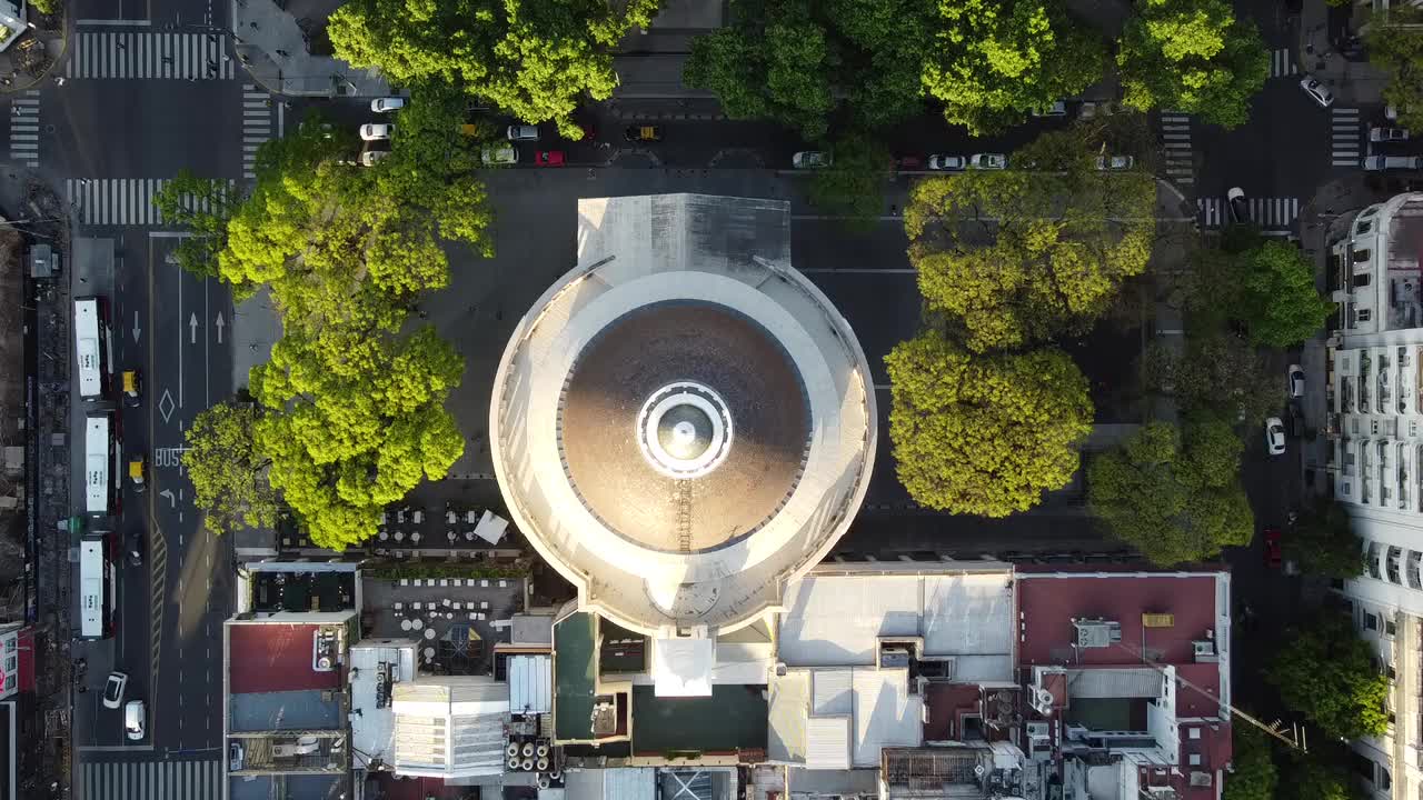 贝尔格拉诺附近圆形教堂和广场的俯拍照片视频下载