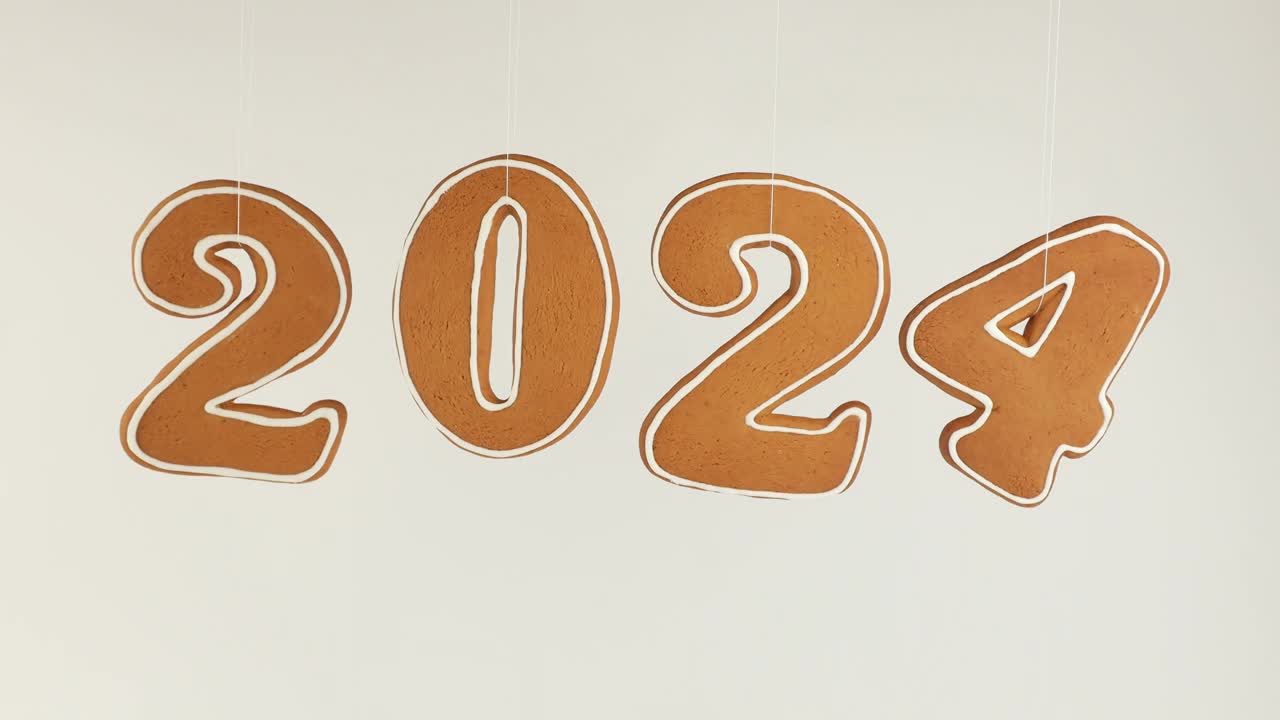 这一年是2024年。摇摆的数字2024是在白色背景上用姜饼面团烤出来的。姜饼。视频下载