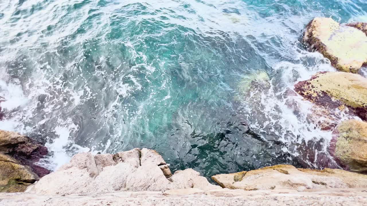 清澈的海水冲击着岩石海岸。视频素材