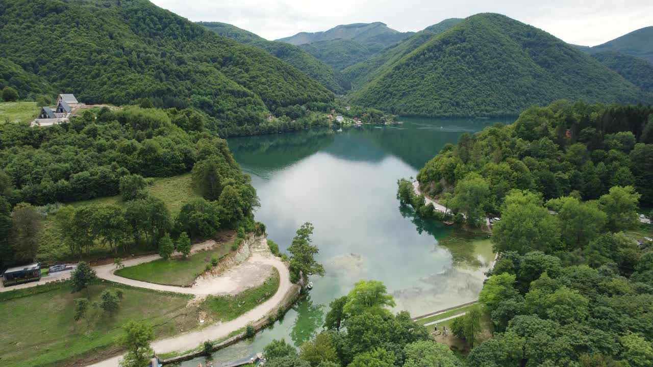 Veliko Plivsko湖空中宁静，波斯尼亚黑塞哥维那空中飞越视频素材