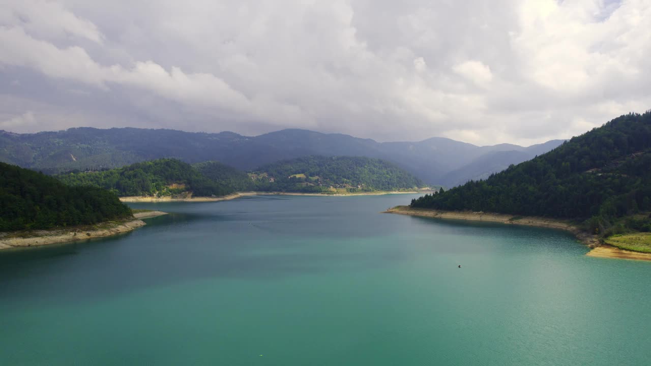 梦幻般的风景，绿松石般的湖泊，云中环绕着树木繁茂的山丘视频素材