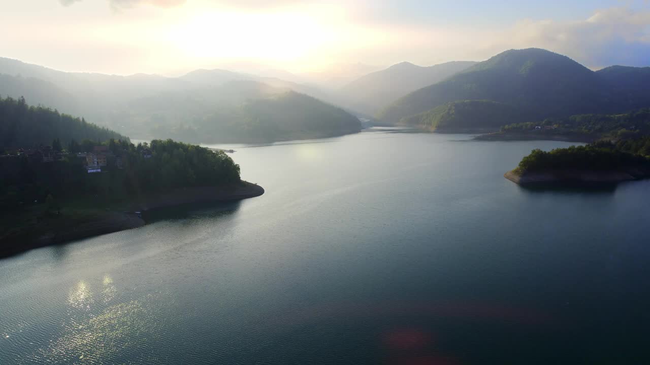 从空中看，太阳落在塞尔维亚Zaovine蓝色湖泊的山后视频素材