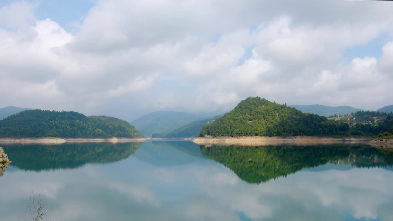 时间流逝的美丽风景，移动的云和山反射在湖面上视频素材