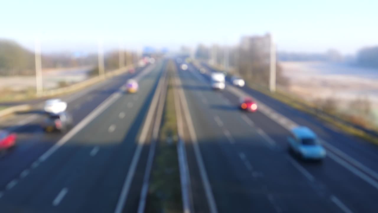 模糊散焦高视角的高速公路在冬季，背景。视频素材