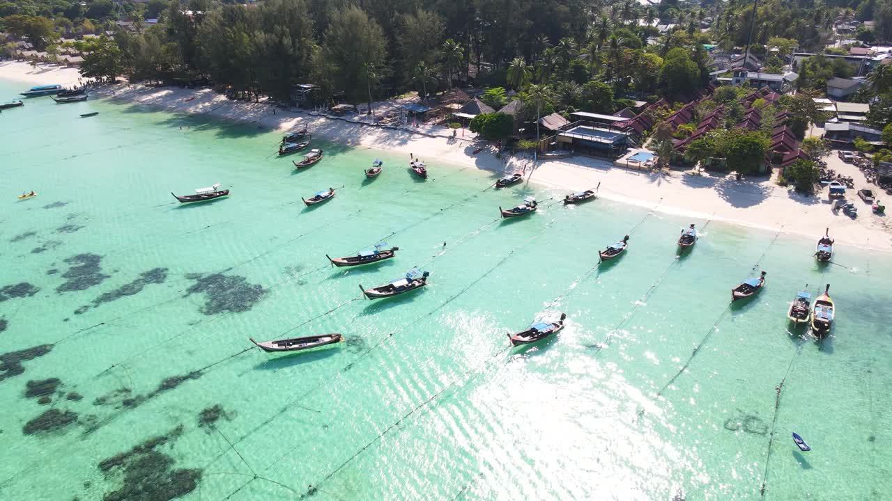 在泰国里佩岛乘坐游船鸟瞰大海视频素材