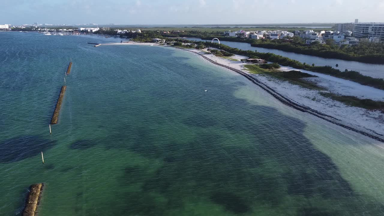 坎昆海岸线的宽无人机镜头，远处酒店的航拍镜头，以及湛蓝海水的海滨视频素材