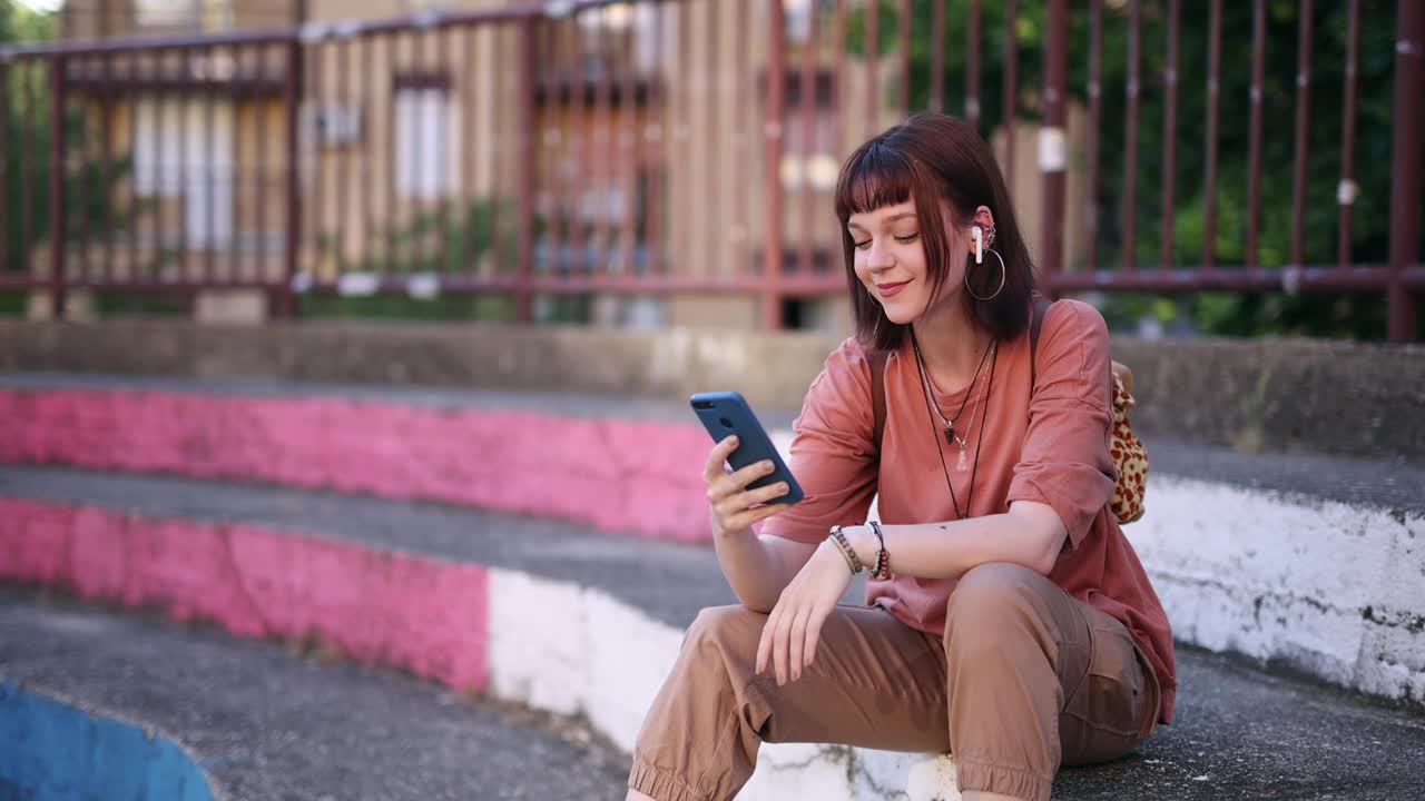 年轻女子在外面接电话视频素材