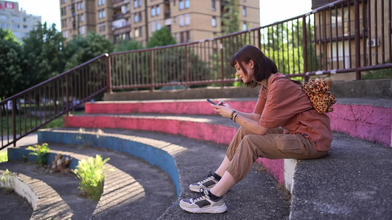 年轻女子在户外使用手机视频素材