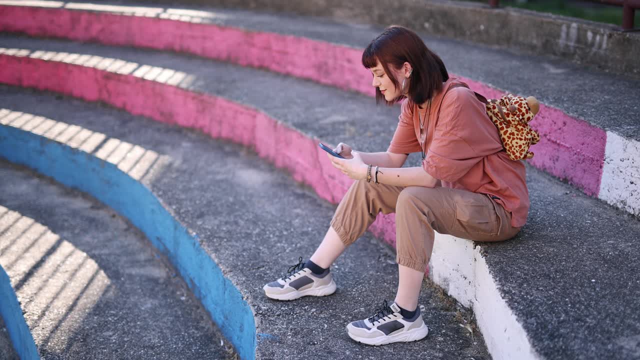 年轻女子在户外使用手机视频素材