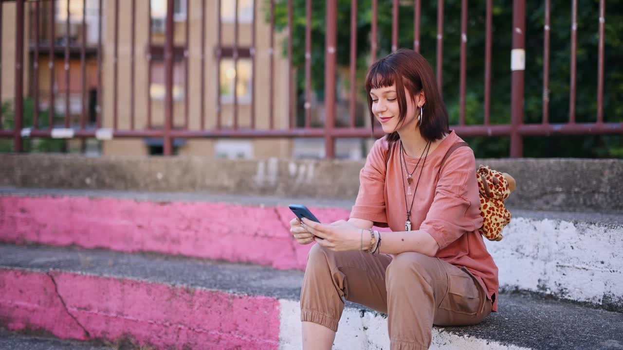 一位年轻女士正在户外进行视频通话视频素材