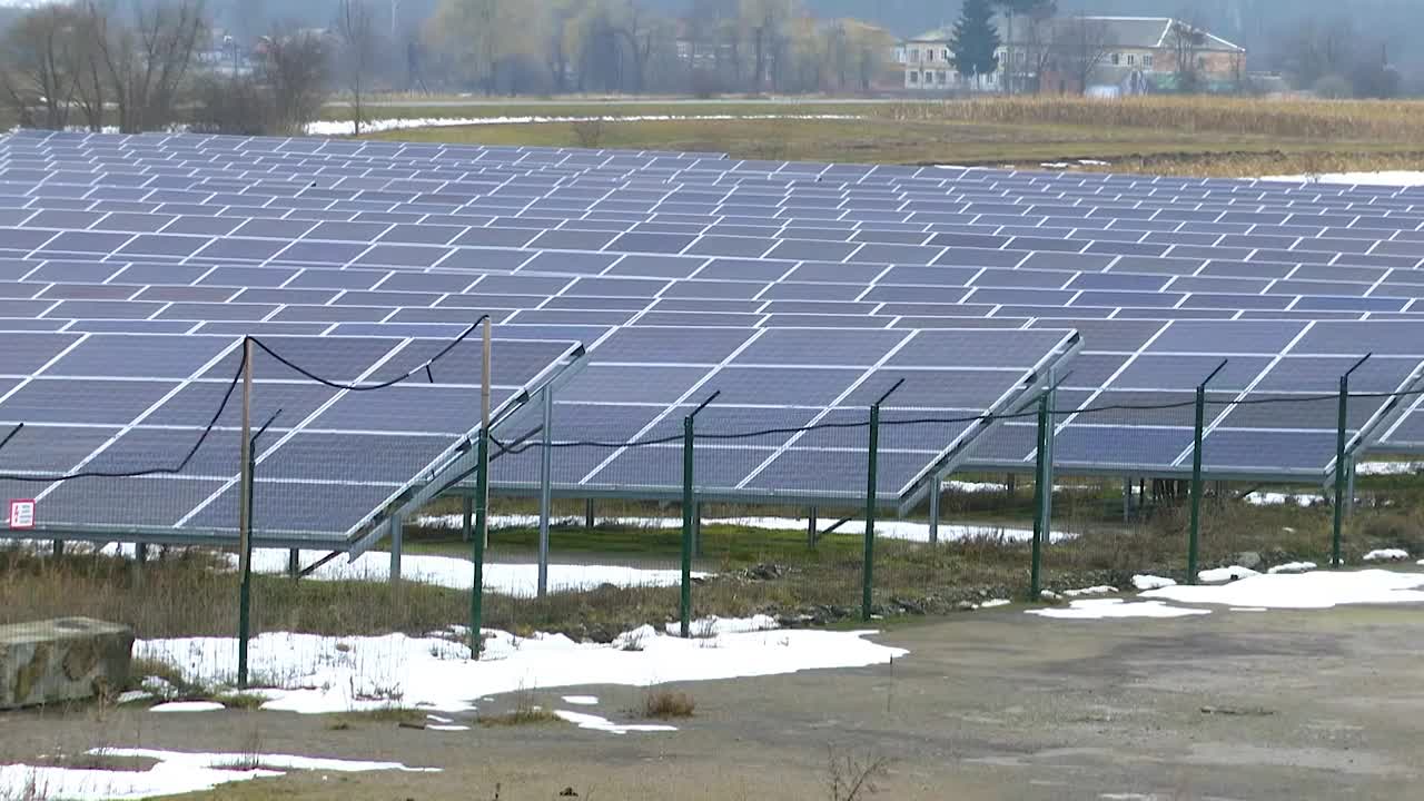 视频集:冬季野外的太阳能电池板。冬天阴天的太阳能发电厂。视频素材