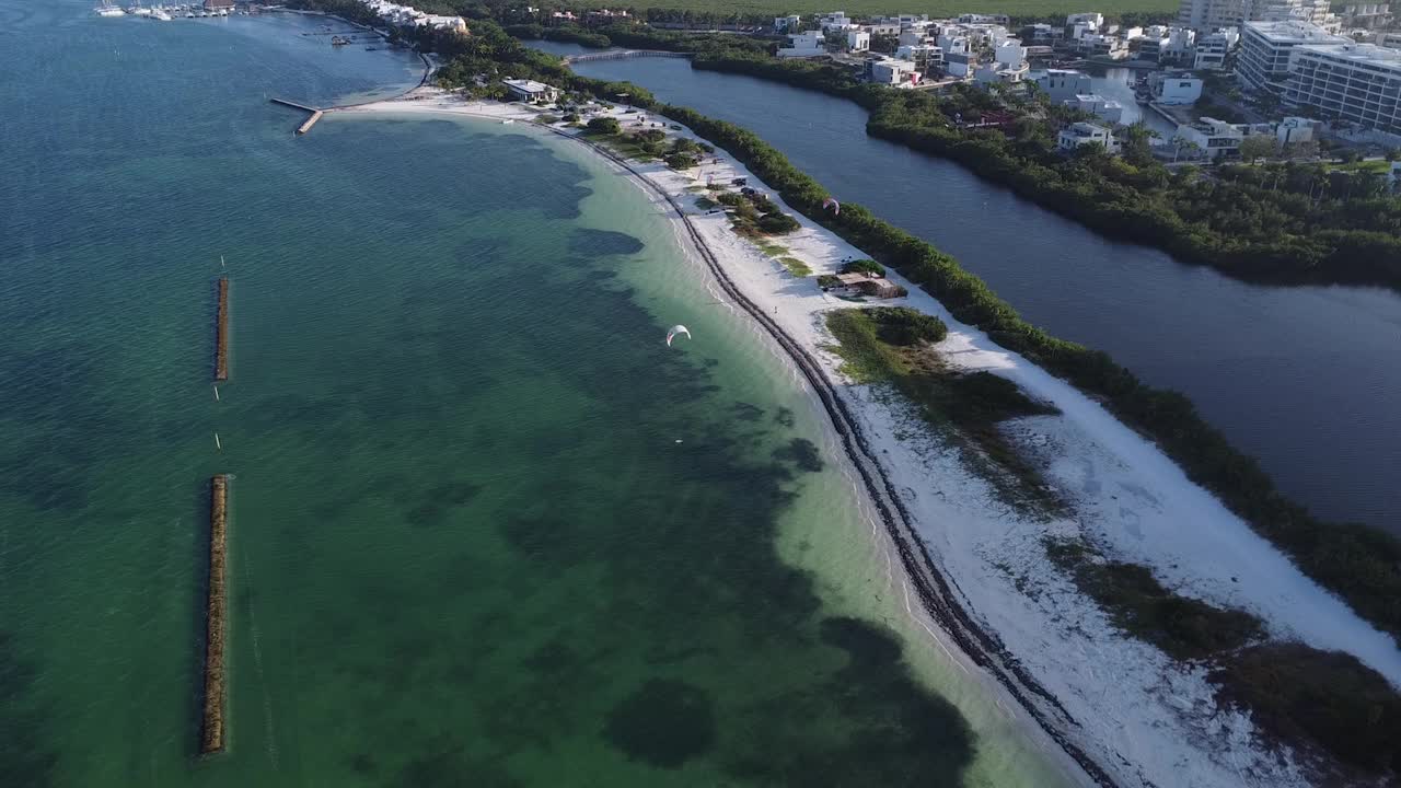 坎昆海岸线的无人机镜头，风筝冲浪者在清澈的蓝色海水上降低航拍镜头视频素材