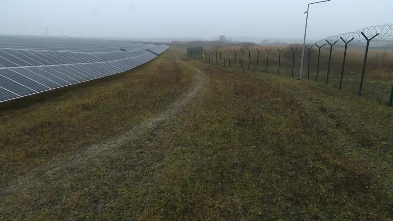 视频集:冬季野外的太阳能电池板。冬天阴天的太阳能发电厂。视频素材