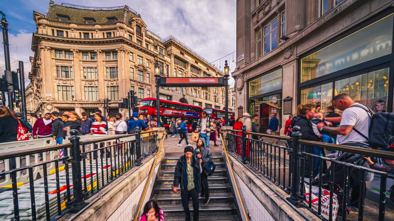 英国伦敦市中心牛津马戏街，上下班的人们在高峰时间行走的时间流逝视频素材