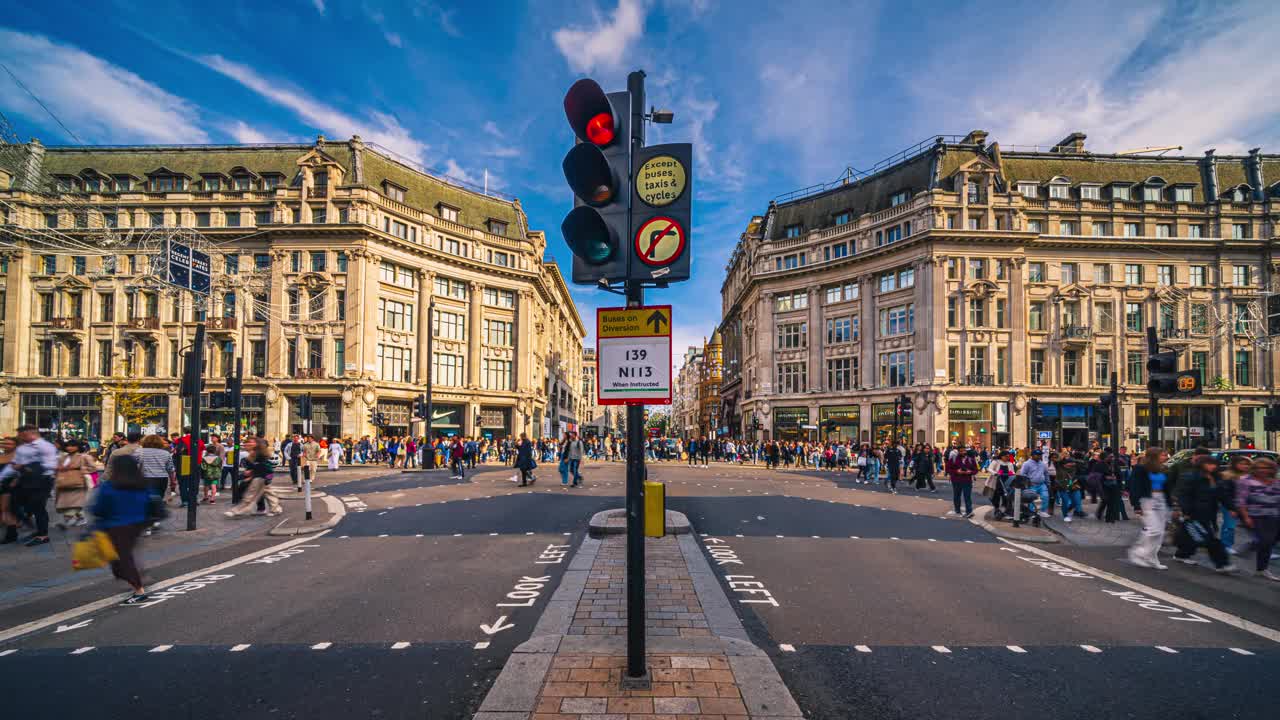 英国伦敦市中心牛津马戏街，上下班的人们在高峰时间行走的时间流逝视频素材