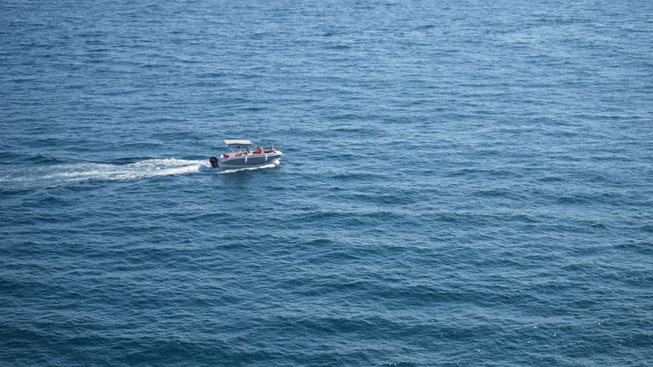 在夏季阳光明媚的日子里，从阿马尔菲山海岸到平静的地中海上航行的小船，风景优美。视频素材