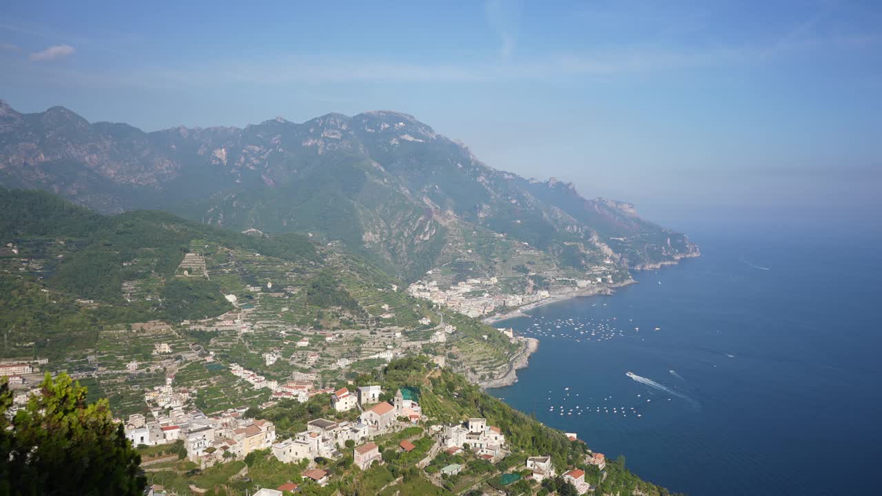 在阳光明媚的夏日，美丽的海景和蓝天，从阿马尔菲海岸的拉维罗城市欣赏壮丽的山景。视频素材